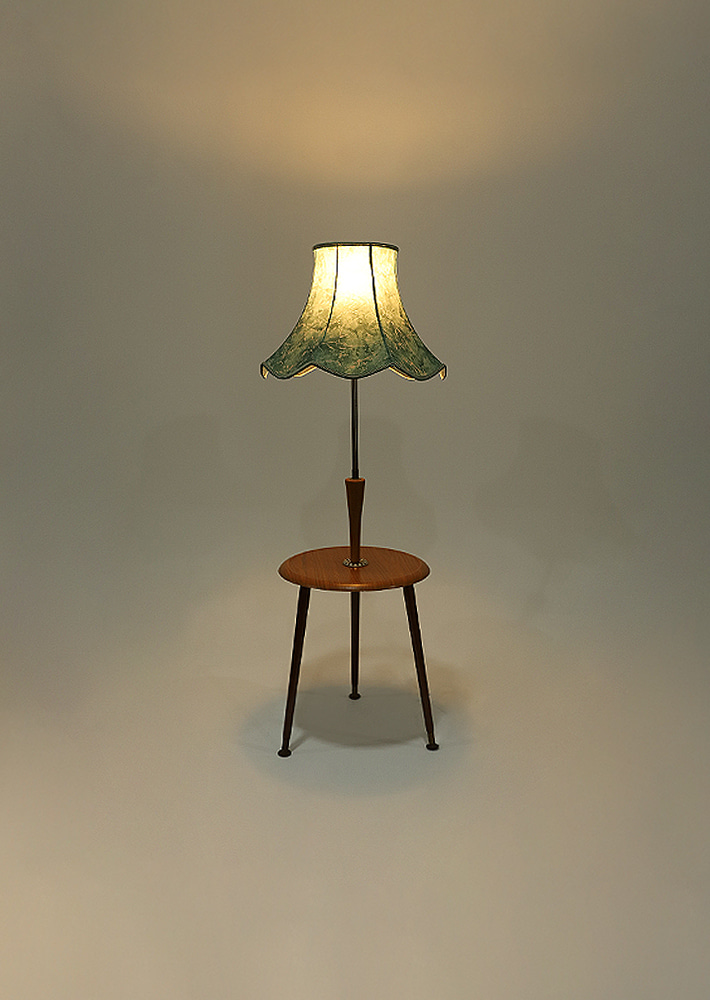 100185. vintage side table with lamp